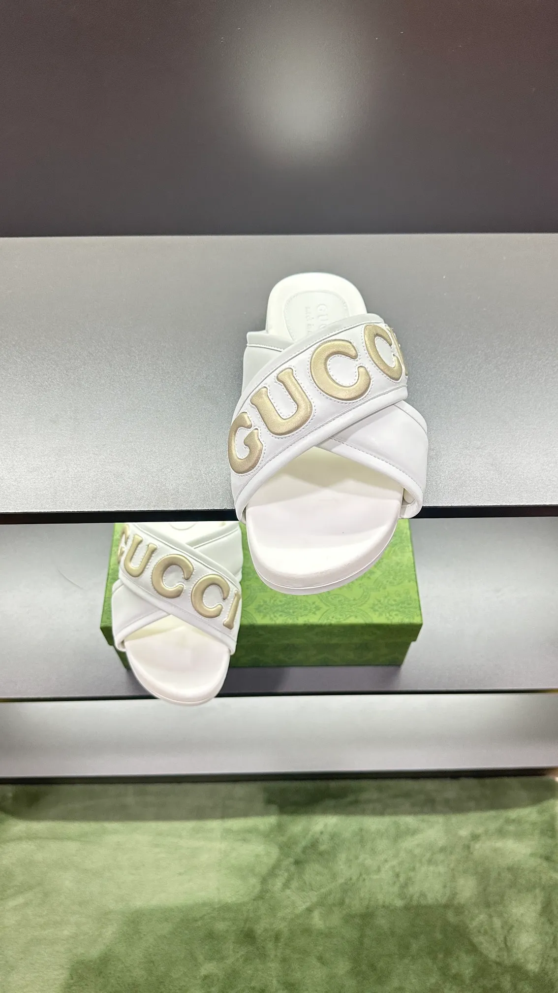 [G Family Couple Style] P: 320💰Female size 36~40 Men's size 39~45, (46. Custom-made GG slippers for men and women. This slipper is made of GG polyester fiber and is decorated with a Gucci label on the front, which adds a striking logo feel to the style. Beige GG recycled polyester fiber, same size for men and women, leather trim